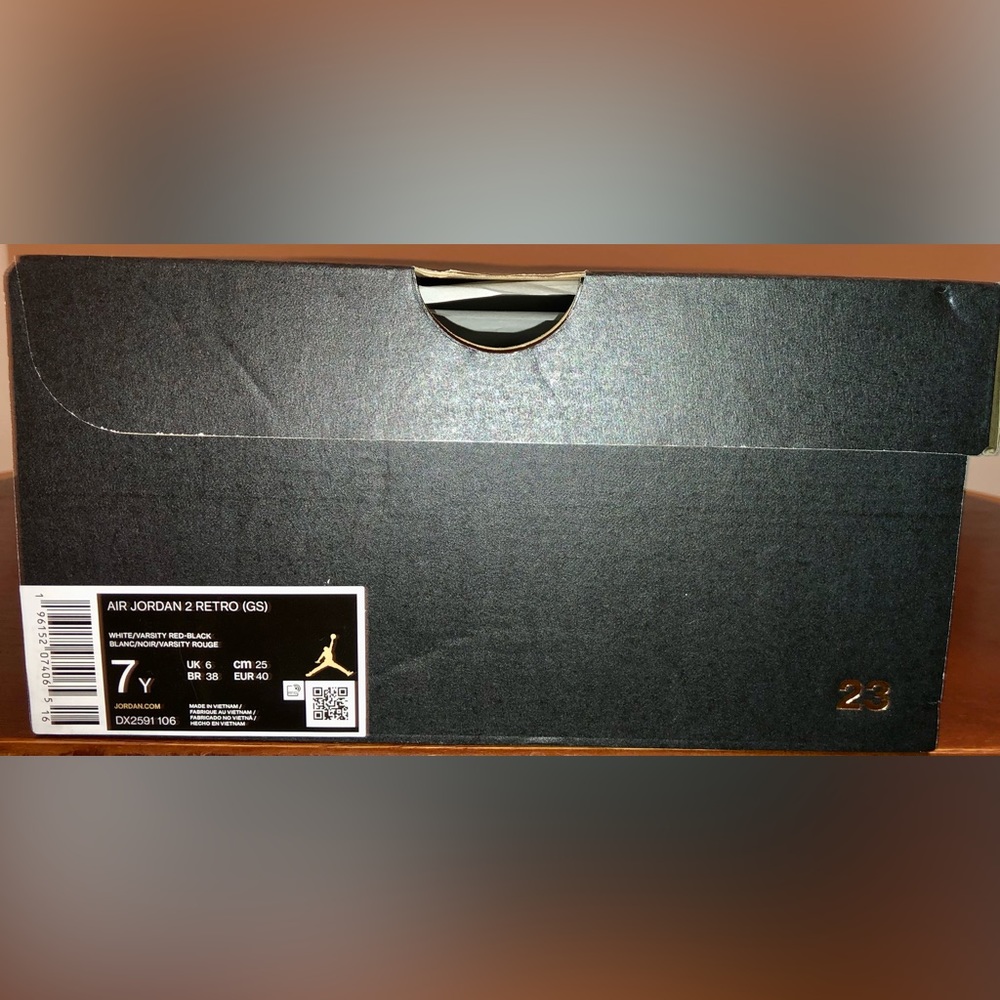 AIR JORDAN 2 RETRO “CHICAGO” BRAND NEW GRADE SCHOOL SIZE 7Y - Picture 2 of 2